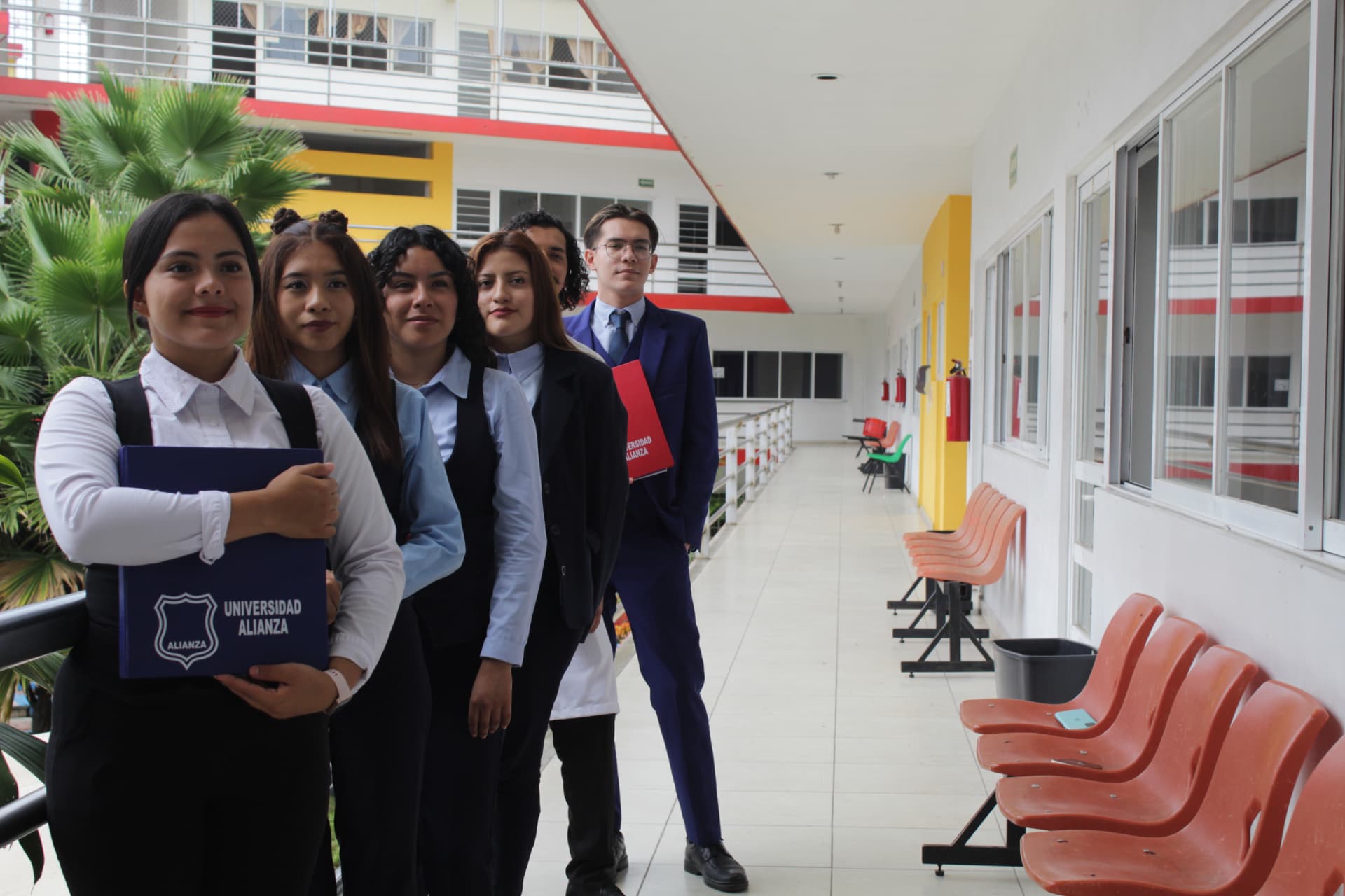 Estudiantes de licenciatura en laboratorio
