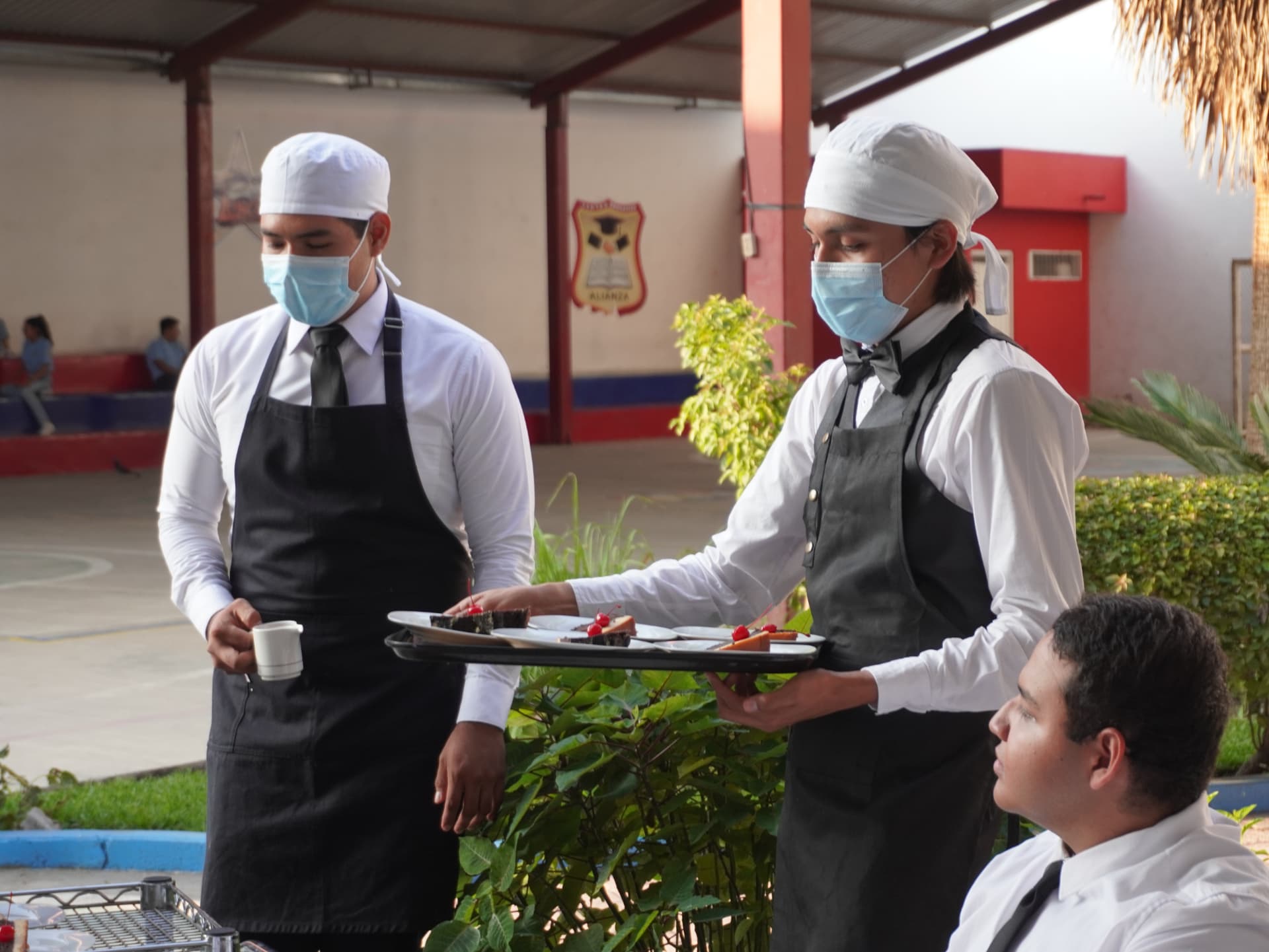 Alumnos de Gastronomía en cocina profesional