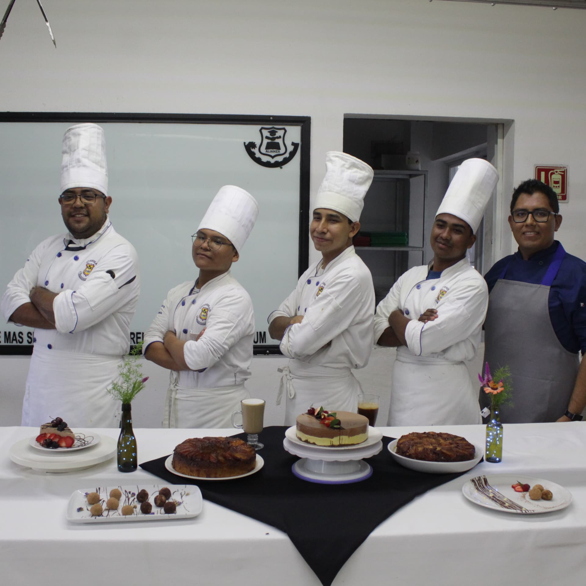 Alumnos de Gastronomía montando platillos